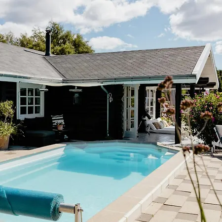 Beautiful And Romantic With Swimmingpool Vakantiehuis Melby
